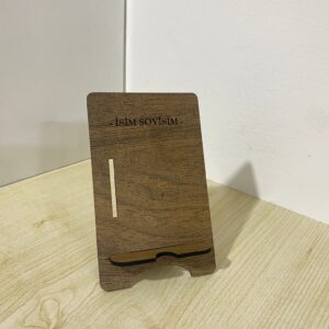 İsme Özel Minimalist Ahşap Telefon Standı – Koyu Ceviz (Masaüstü Tutucu)